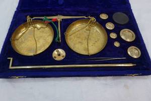 lot 233 image: Brass scale set