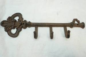 lot 254 image: cast iron key hook