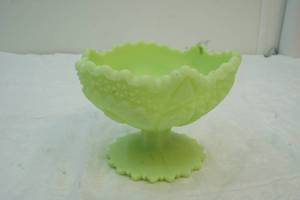 lot 267 image: Vaseline Fenton compote dish