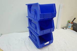 lot 285 image: blue trays