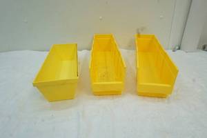 lot 286 image: yellow trays