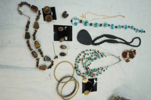 lot 290 image: costume jewelry