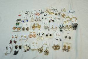 lot 296 image: fashion earrings