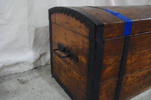 lot 318 image: trunk