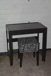 lot 5 image: 27 x 19.75 x 28.5 sitting desk