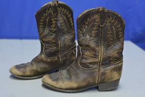 lot 49 image: Toddler Cowboy Boots
