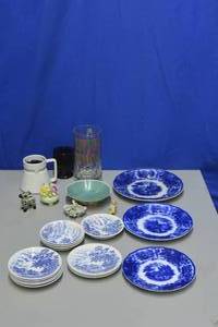 lot 56 image: Collectors Dishes and Trinkets