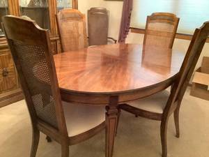 lot 227 image: Dining Room Table w 6 Chairs