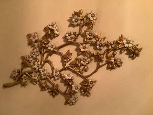 lot 247 image: Wall Flower Dcor