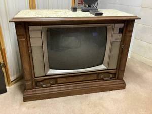 lot 304 image: Sylvania TV Superset