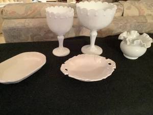lot 266 image: AntiqueVintage Ceramic and Milk Glass Lot