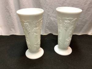 lot 282 image: Milk Glass Vases