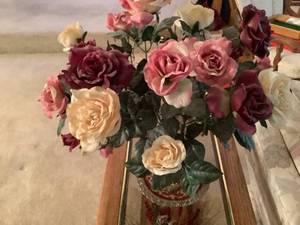 lot 313 image: Floral Arrangement in Vase