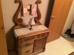 lot 318 image: VintageAntique Commode