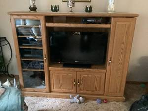 lot 319 image: Entertainment Center