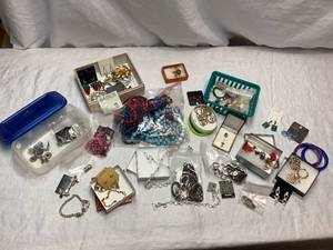 lot 323 image: Costume Jewelry