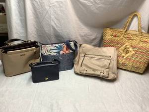 lot 324 image: Purse Lot 1