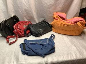 lot 325 image: Purse Lot 2