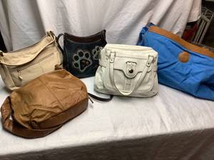 lot 327 image: Purse Lot 4