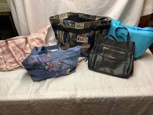 lot 328 image: Purse Lot 5