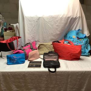 lot 330 image: Purse Lot 7