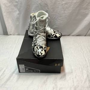 lot 332 image: Under Armor 6Y Cleats
