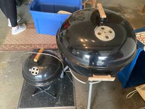 lot 344 image: Weber Charcoal & Uniflame Charcoal Grill