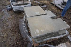 Pallet of Concrete Steps In Assorted Sizes