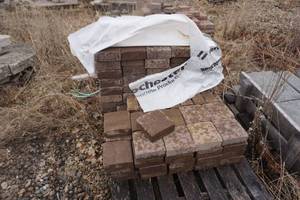Pallet of Concrete Pavers In Assorted Sizes