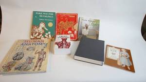 lot 52 image: Books 1991 history of Antiques 2009 human anatomy hardcover and 1974 Grays Anatomy etc.
