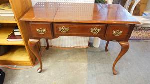lot 54 image: 40 x 20 x 30 vintage cherry American Drew vanity