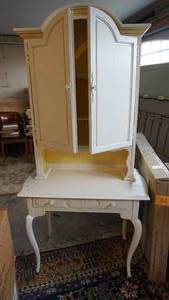 lot 4 image: Thomasville Vintage Painted Desk Vanity Hutch Pantry Bookshelf, Very Good Quality Piece
