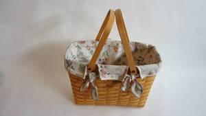 lot 5 image: Longaberger Classic 2001 Medium Market Basket Two Swing Handles FloralHerb Liner