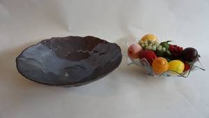 lot 21 image: 12 Crystal Clear claw foot fluted bowl of fruit  -15 Glass Leaf Embossed serving bowl