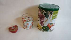 lot 45 image: 1987 The garden collection DICAMILLO bakery 13 collectible Tin Can Hersheys  Heart shaped Tin vintage tin pail