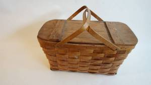 lot 48 image: Vintage woven picnic basket