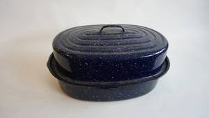 lot 85 image: Vintage Blue porcelain enamel ware covered roaster 17 x 11 x 8