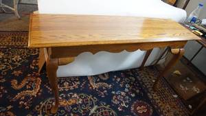 lot 92 image: Clean and style sofa back table solid oak scalloped front and back excellent condition Minor wear on table surface
