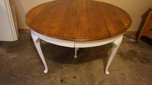 lot 139 image: 4 foot round solid oak antique table with Queen Anne legs and center brace