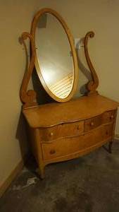 lot 140 image: 40 x 20 x 27 antique dresser Birdseye Maple with spindle attached large swivel mirror measuring 42 x 21