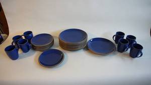 lot 142 image: Crate and barrel oasis dish set including 8 dinner plates 6 salad plates 8 coffee cups