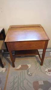 lot 150 image: solid oak antique desk 30 x 25 x 32