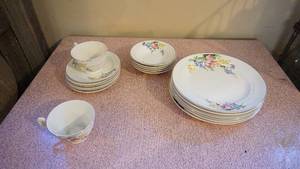 lot 164 image: Crown England Staffordshire Glory  porcelain dishes