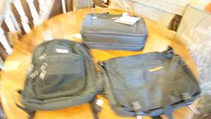lot 166 image: Kenneth Cole and Trailmaker Laptop carrying cases, Pacific Gear backpack