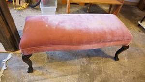lot 173 image: Victorian style cushioned bench 40 x 17 x 17