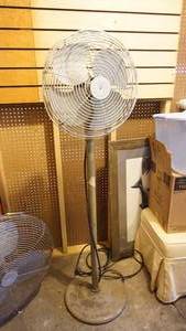 lot 178 image: Industrial floor fan 61 inch with 18 inch blade