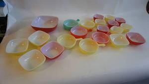 lot 186 image: Vintage Pyrex oven ware collection of soup sauces and servers