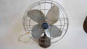 lot 223 image: Vintage Wizard Deluxe 18 inch fan -does not work, has been rewired and may just need rewiring