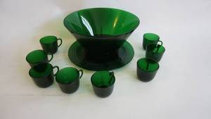 lot 229 image: Emerald green glass punch bowl set -12 inch diameter punch bowl, Eight glasses and one 12 inch ribbed platter