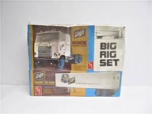 lot 3 image: AMT Mack Cruise-Liner SCHLITZ Fruehauf Semi Truck Big Rig Set